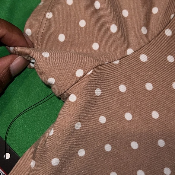 NWT Guess Tan and White Cut Out Blouse with Peter Pan Collar size Large - Picture 8 of 9